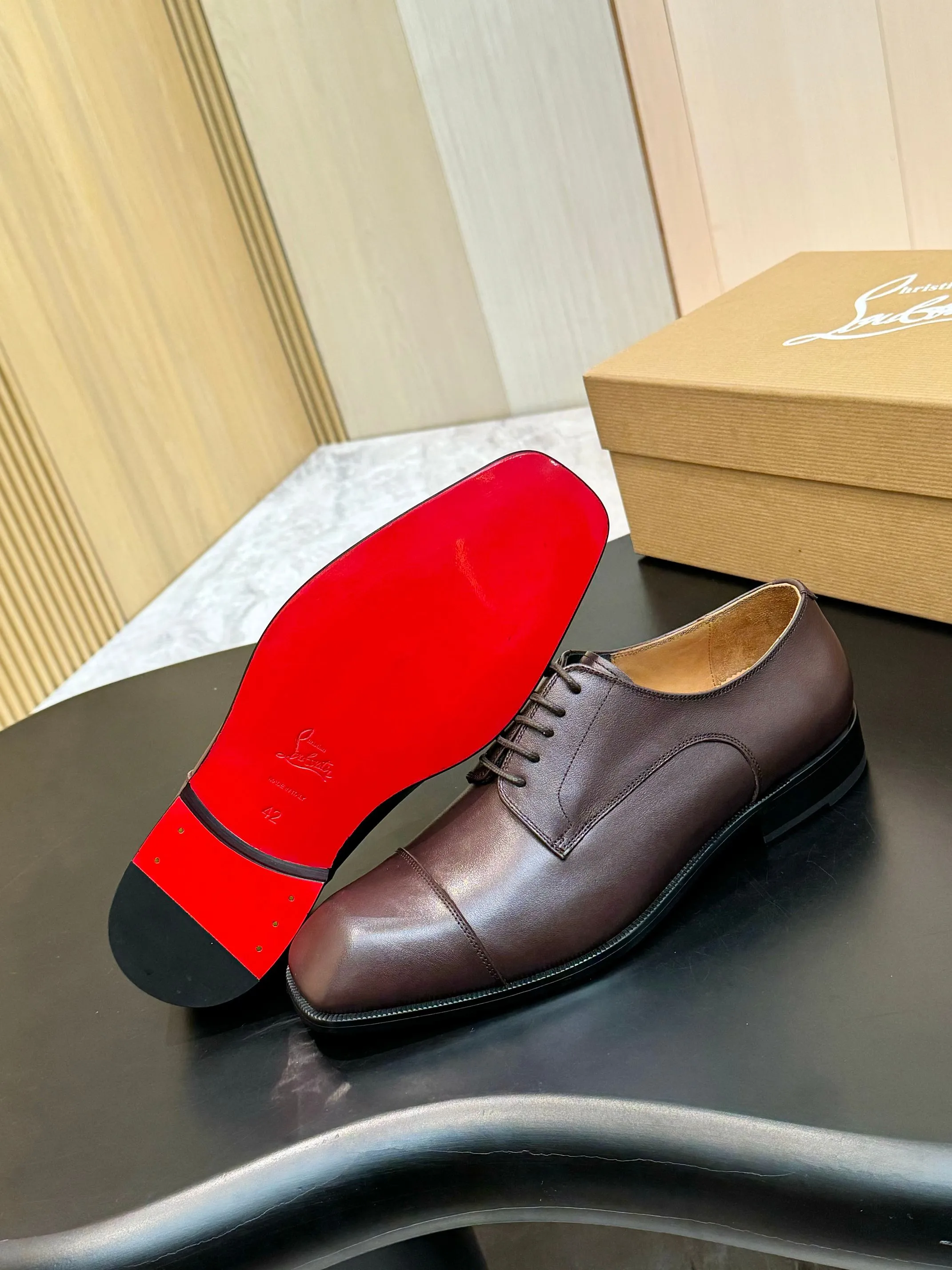 [CL red sole shoes] Top P: 1020💰 Size 39-44 (⚠️38.45.46.47 custom-made, non-returnable and non-exchangeable) 🆑High-end men's business formal leather shoes, original authentic top quality goods ••✅💯 Top original order purchasing agent! Original imported patterned cowhide ➕Imported cowhide lining ➕Cowhide feet ➕Original leather outsole~🉑️Feel free to compare the authentic ones!